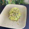 Aguacate con miel y semillas de sésamo