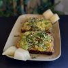 Tostada con hummus de patata dulce picante, aguacate y cilantro 🌶 🌱